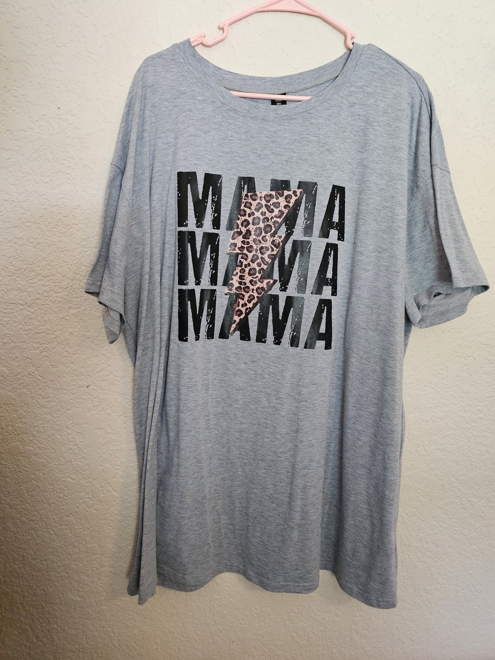 SHEIN Light Gray 'MAMA' Tee with Pink Leopard Bolt